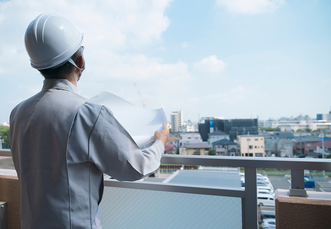 現場を見据えるスタッフ