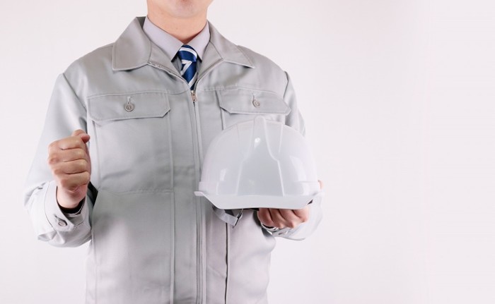 ヘルメットを持つスタッフ