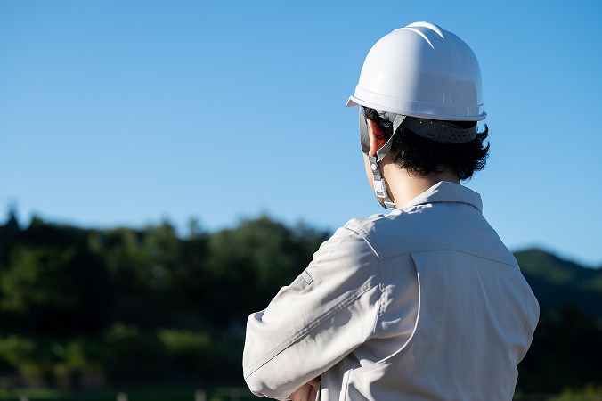 現場を見つめるスタッフ