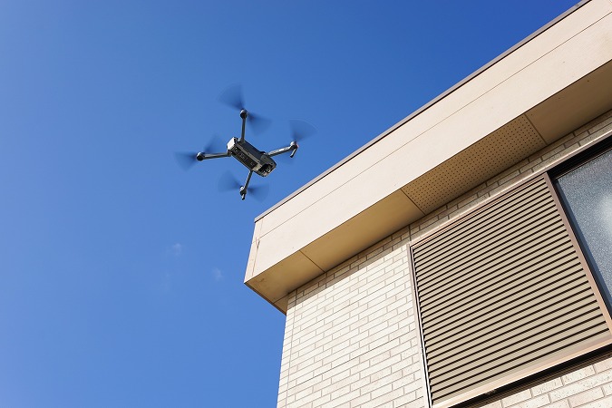 空飛ぶドローン
